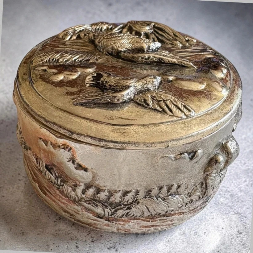 Antiga caixa de joias redonda em metal prateado – Decoração em relevo com pássaros e patos – photo 5